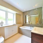 Comment faire pour qu’une petite salle de bains paraisse plus grande ?